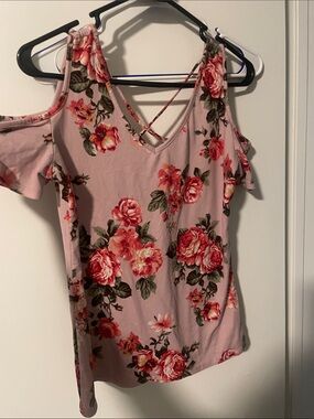 Women’s size medium Floral Cold-Shoulder V-Neck Top in Dusty Pink